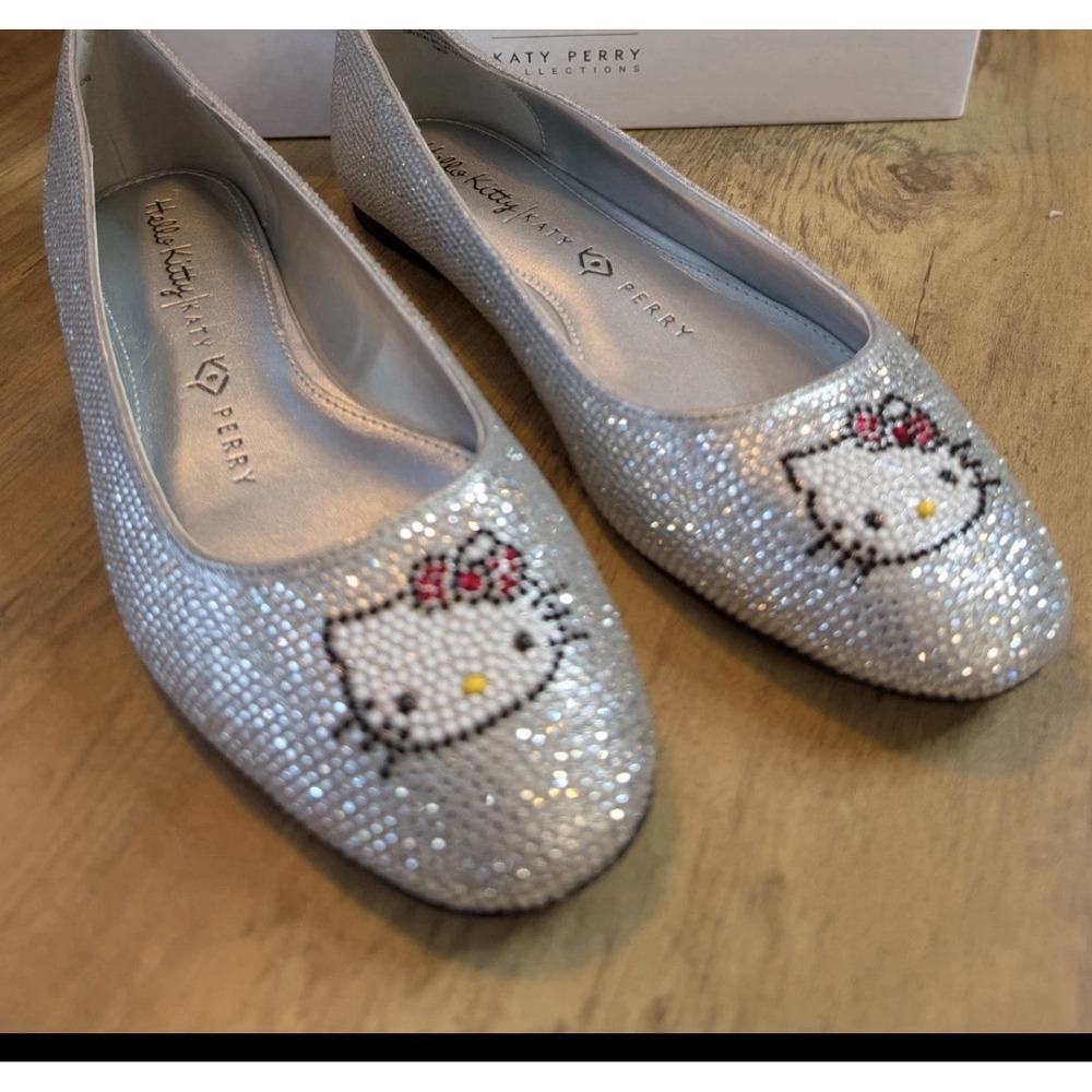 NIB Size 11 Womens Katy‎ Perry Collection Silver Hello Kitty Flats Retails $109